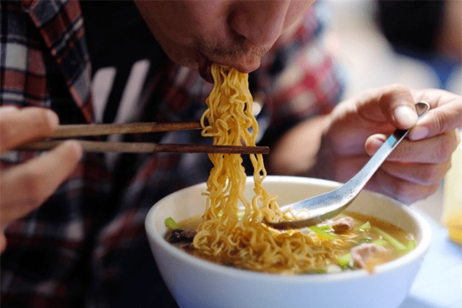 Ăn mì tôm nhớ làm thêm 1 bước nhỏ để "tống khứ" chất độc hại ảnh 2