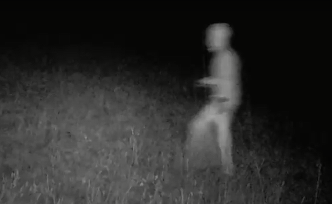 Di qua khu vuc bi don la co UFO, nhiep anh gia chup duoc buc anh ky la-Hinh-2