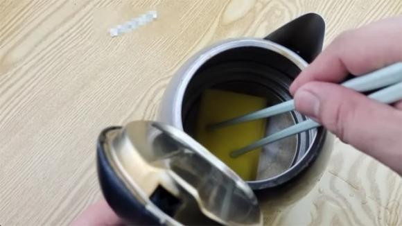 Bỏ thứ này vào ấm siêu tốc rồi đun sôi, cặn bẩn tự bong ra - Hình 3 Bo thu nay vao am sieu toc roi dun soi, can ban tu bong ra-Hinh-3