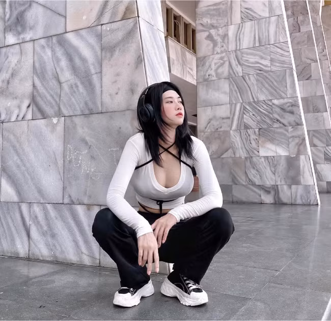 Cô nàng ưa chuộng phong cách gợi cảm và có nhiều bức hình tạo dáng táo bạo.