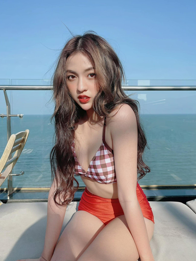 Cô nàng còn khiến dân tình bàn tán xôn xao với cú ngã đau đớn trên sàn catwalk.