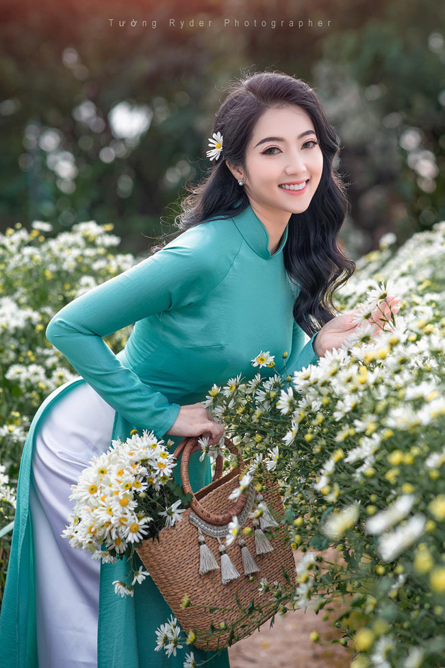 Vẻ đẹp dịu dàng, nữ tính là điểm hấp dẫn đặc biệt ở cô nàng.