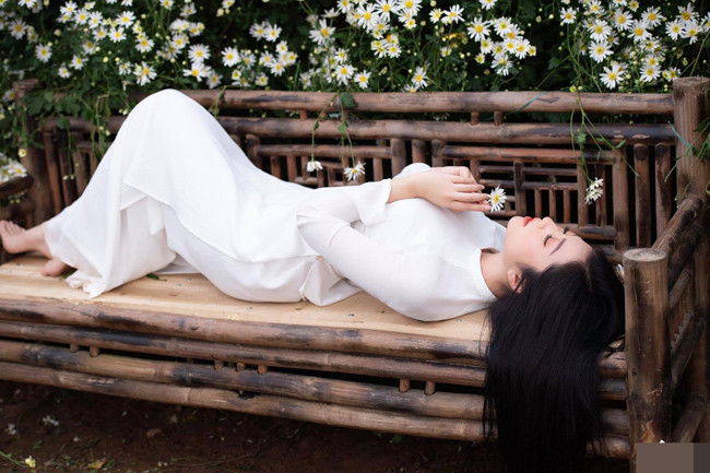 Thanh Huyền có niềm yêu thích đặc biệt với tà áo dài truyền thống.