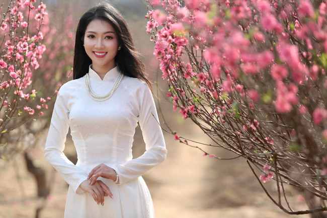 Cô muốn lưu giữ vẻ đẹp xuân thì trong khung cảnh ngày xuân.