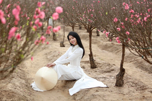 Đây là lần đầu tiên Thanh Huyền chụp ảnh bên hoa đào.