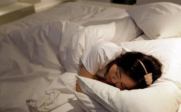 Treo coc nuoc len tay nam cua khach san, co gai nho do thoat nguy