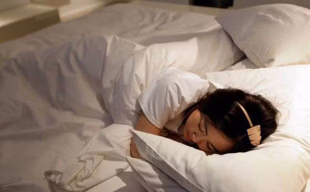 Treo coc nuoc len tay nam cua khach san, co gai nho do thoat nguy