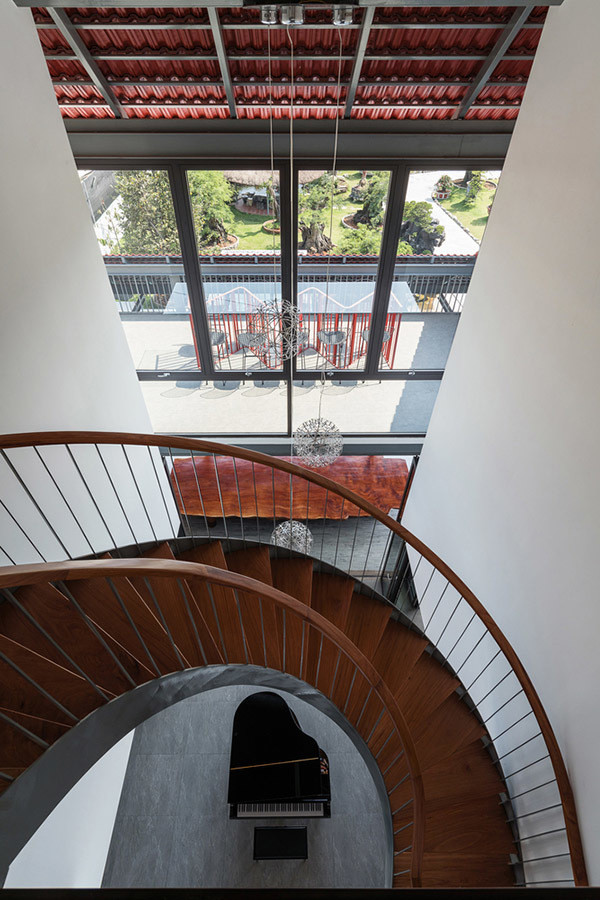 Biệt thự hiện đại 3 tầng có mái gấp độc đáo ở vùng ven Sài Gòn ảnh 16