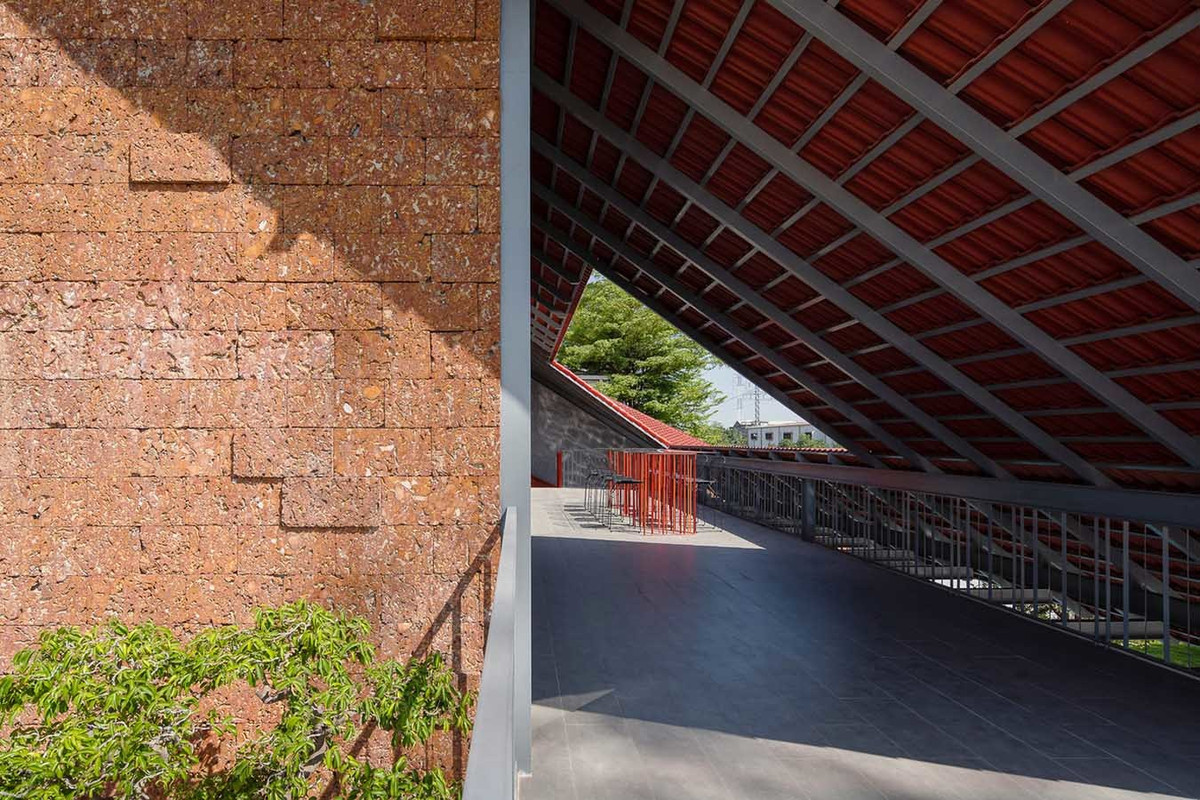 Biệt thự hiện đại 3 tầng có mái gấp độc đáo ở vùng ven Sài Gòn ảnh 17