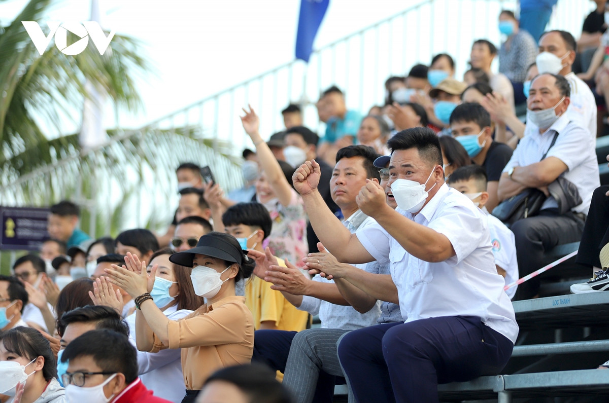 Khán giả hào hứng cổ vũ cho các chàng trai của đội tuyển bóng ném bãi biển Việt Nam tại bãi biển Tuần Châu./.