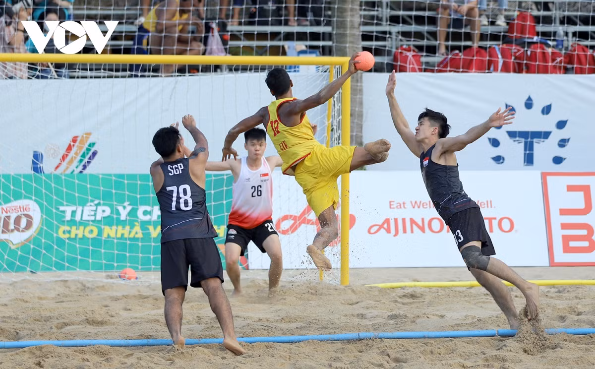 La Văn Lớn là cầu thủ nổi bật khi liên tục ghi bàn với những pha bóng xoay người đẹp mắt khiến thủ môn đội bạn không thể cản phá.