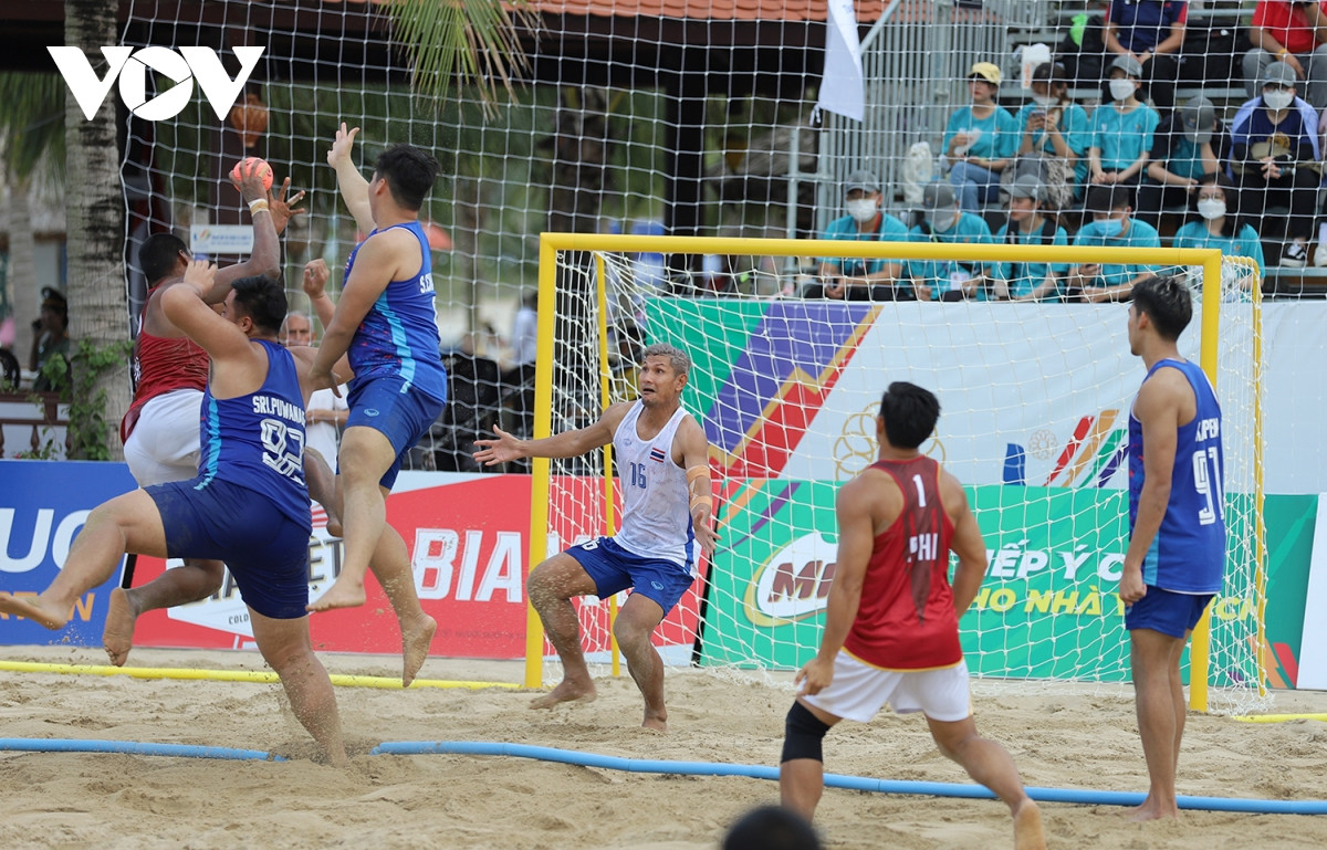 Trước đó, đối thủ của Việt Nam trong trận đấu ngày mai là Philippines cũng thắng Thái Lan với tỷ số chung cuộc 2-0.