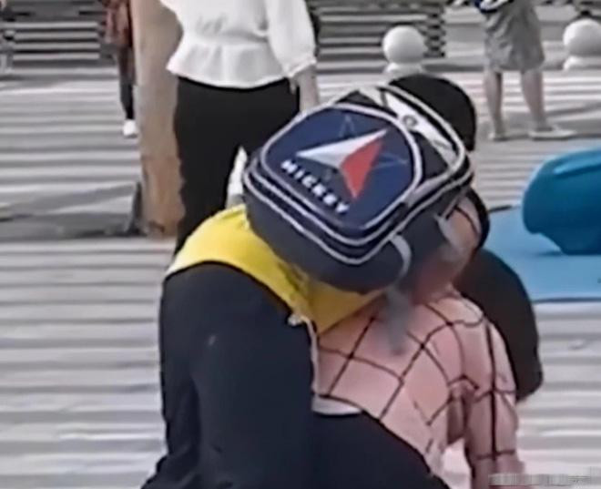 Cau be tieu hoc danh me, phan ung cua phu huynh gay phan no-Hinh-2