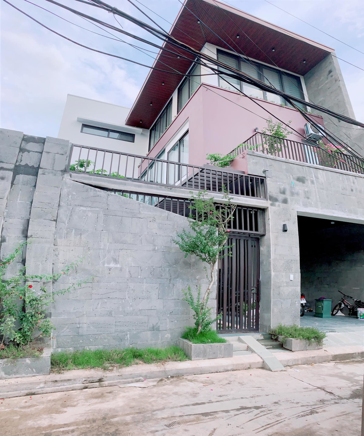 Vợ chồng trẻ tự thiết kế, thi công biệt thự kính đủ góc sống ảo ảnh 7