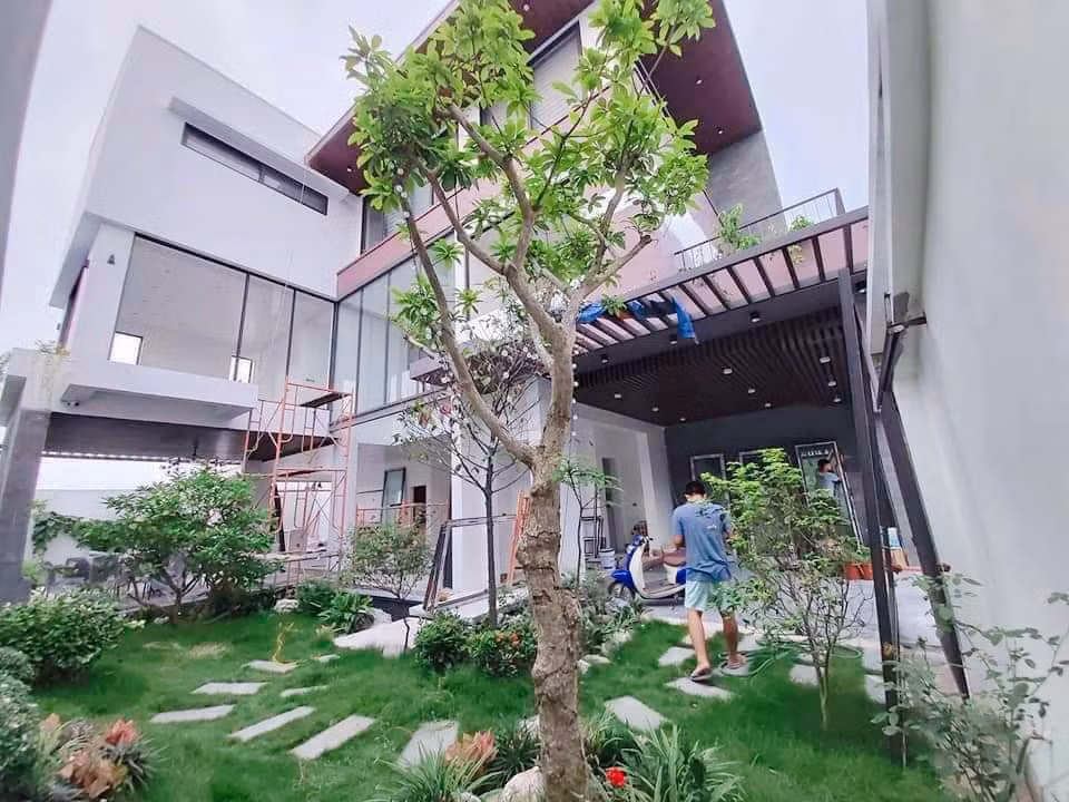 Vợ chồng trẻ tự thiết kế, thi công biệt thự kính đủ góc sống ảo ảnh 20