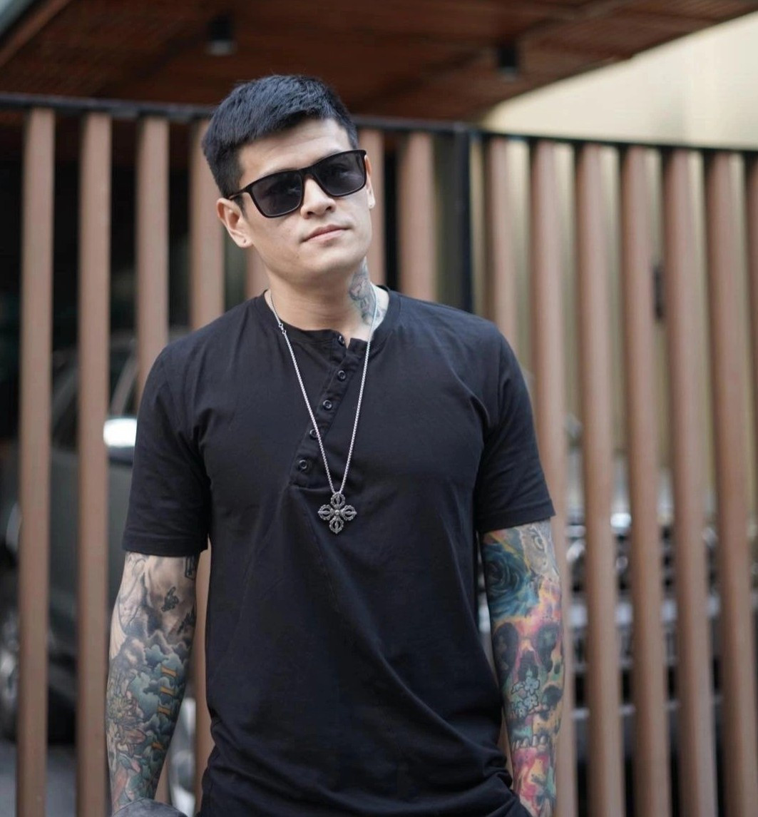 Ong bo xam net chu dau doi cua con trai len tay-Hinh-3