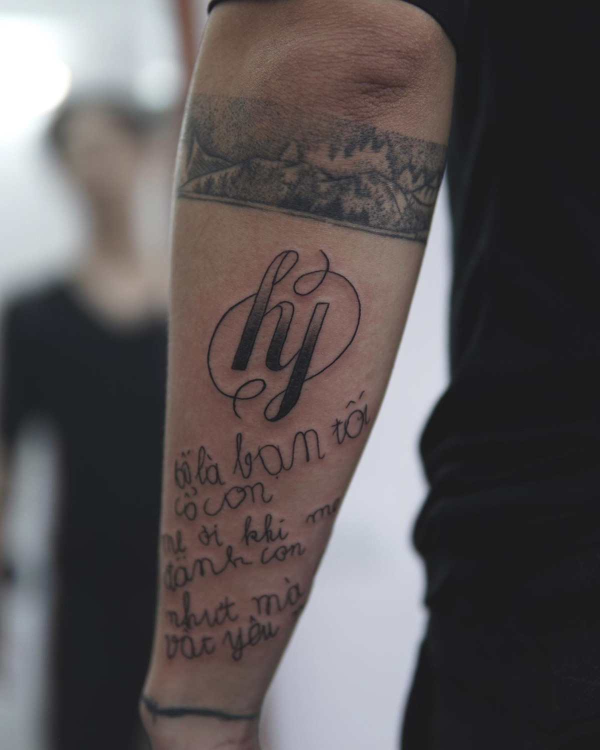 Ong bo xam net chu dau doi cua con trai len tay