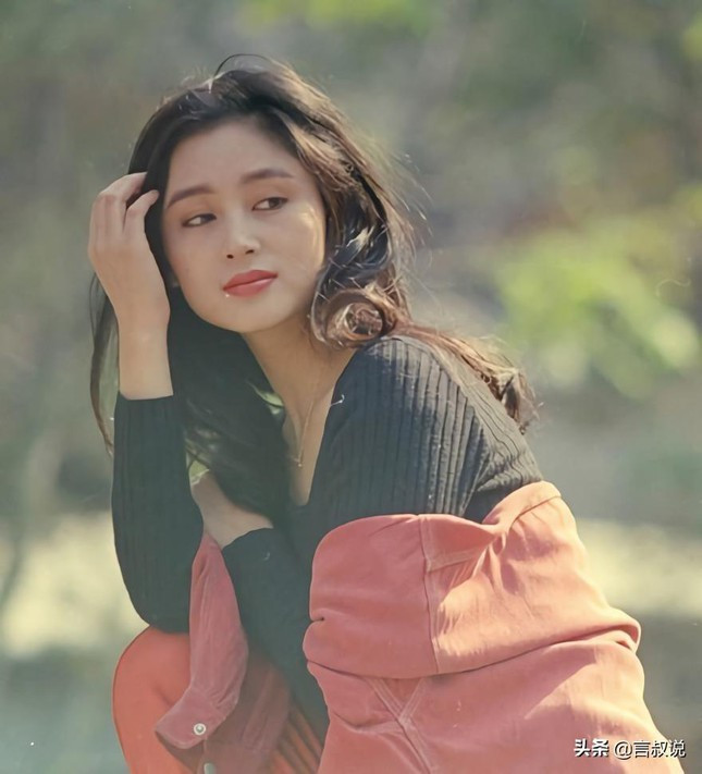 Thời còn trẻ, cô được tung hô là "Đệ nhất mỹ nhân đại lục", "Nữ diễn viên xinh đẹp nhất Trung Quốc" hay "Điêu thuyền đẹp nhất màn ảnh"...