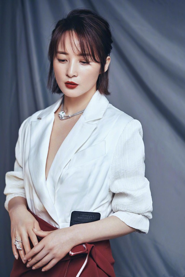 Bước sang tuổi 46, Tưởng Cần Cần không thay đổi quá nhiều so với thời kỳ đỉnh cao nhan sắc. Cô vẫn giữ được vóc dáng mảnh mai, gương mặt xinh đẹp, đằm thắm dù đã xuất hiện dấu hiệu lão hóa.