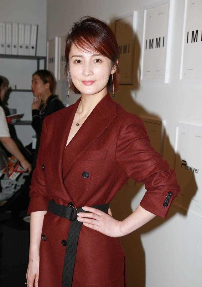 Hiện tại, cô vẫn chăm chỉ đóng phim. Những tác phẩm gần đây của người đẹp là "Cửu Châu Hải Thượng Mục Vân Ký", "Đương gia chủ mẫu".