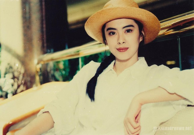 2. Vương Tổ Hiền: Vị trí thứ 2 thuộc về Vương Tổ Hiền. Người đẹp một thời sinh năm 1967 tại Đài Loan (Trung Quốc). Cô nổi tiếng ở Hong Kong vào những năm 1980 và 1990.