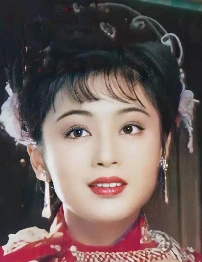 1. Trần Hồng: Giữ vị trí số một là Trần Hồng. Cô sinh tháng 12/1968 là diễn viên kiêm nhà sản xuất Trung Quốc. Cô nổi tiếng nhất vào những năm 90 của thế kỷ trước.