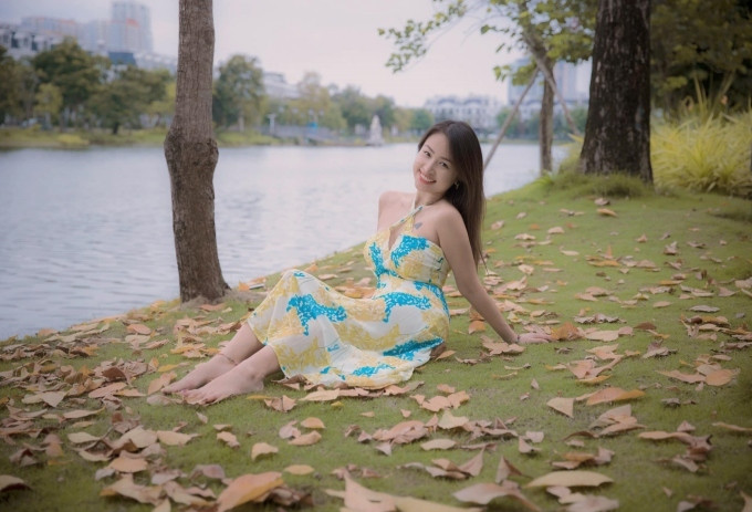 Người đẹp 8X khoe vóc dáng trong chiếc váy quây xẻ ngực, hai dây vắt chéo làm điểm nhấn. Thiết kế ôm sát thân trên và suông nhẹ phần thân dưới giúp người mặc khoe khéo vẻ đẹp hình thể, cùng màu sắc vàng – xanh tôn làn da.