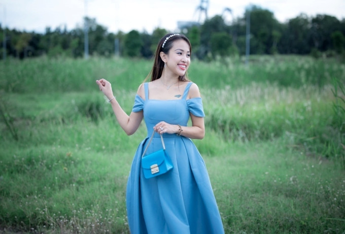 Với trang phục thường ngày, nữ MC gốc Hà Nội khá ưu tiên các thiết kế màu xanh trong tủ đồ của mình. Cô chọn chiếc váy xanh da trời thanh lịch, với phần vai áo được kết hợp giữa kiểu dáng hai dây và trễ vai, chân váy xếp ly bồng. Chiếc túi da mini tone-sur -tone và băng đô đính đá quen thuộc giúp Thanh Vân hoàn thiện outfit của mình.