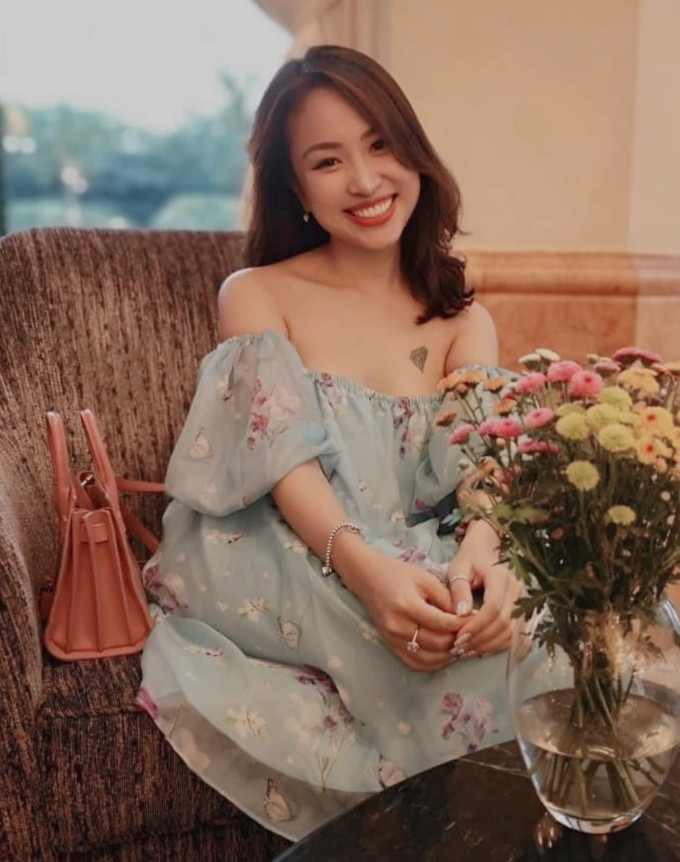 Ưu tiên các thiết kế trễ vai, Vân Hugo tươi tắn trong chiếc váy vai nhún, tay bồng màu xanh pastel điểm hoa hồng – trắng, được kết hợp cùng túi xách da màu hồng và phụ kiện màu bạc. Sau khi Nam tiến, Vân Hugo tràn ngập niềm vui với nụ cười thường trực trên môi.