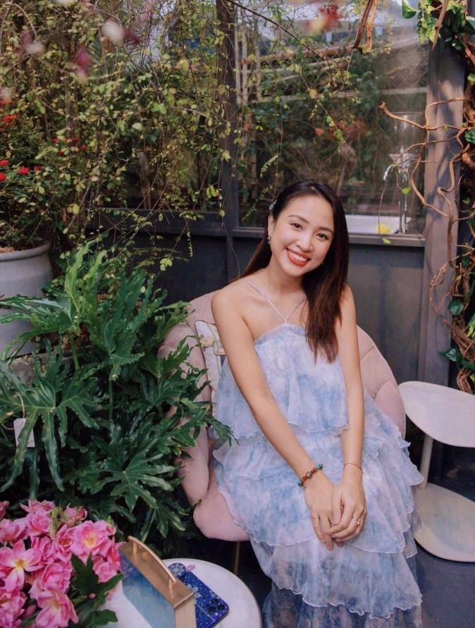 Thanh Vân đẹp nền nã trong chiếc váy voan mang màu xanh vân đá. Chiếc váy cổ yếm dây chéo được xếp lớp nhiều tầng mang lại vẻ dịu dàng pha chút điệu đà cho người mặc. Cô để tóc xõa nhẹ, kết hợp cùng phụ kiện tối giản cho outfit của mình.