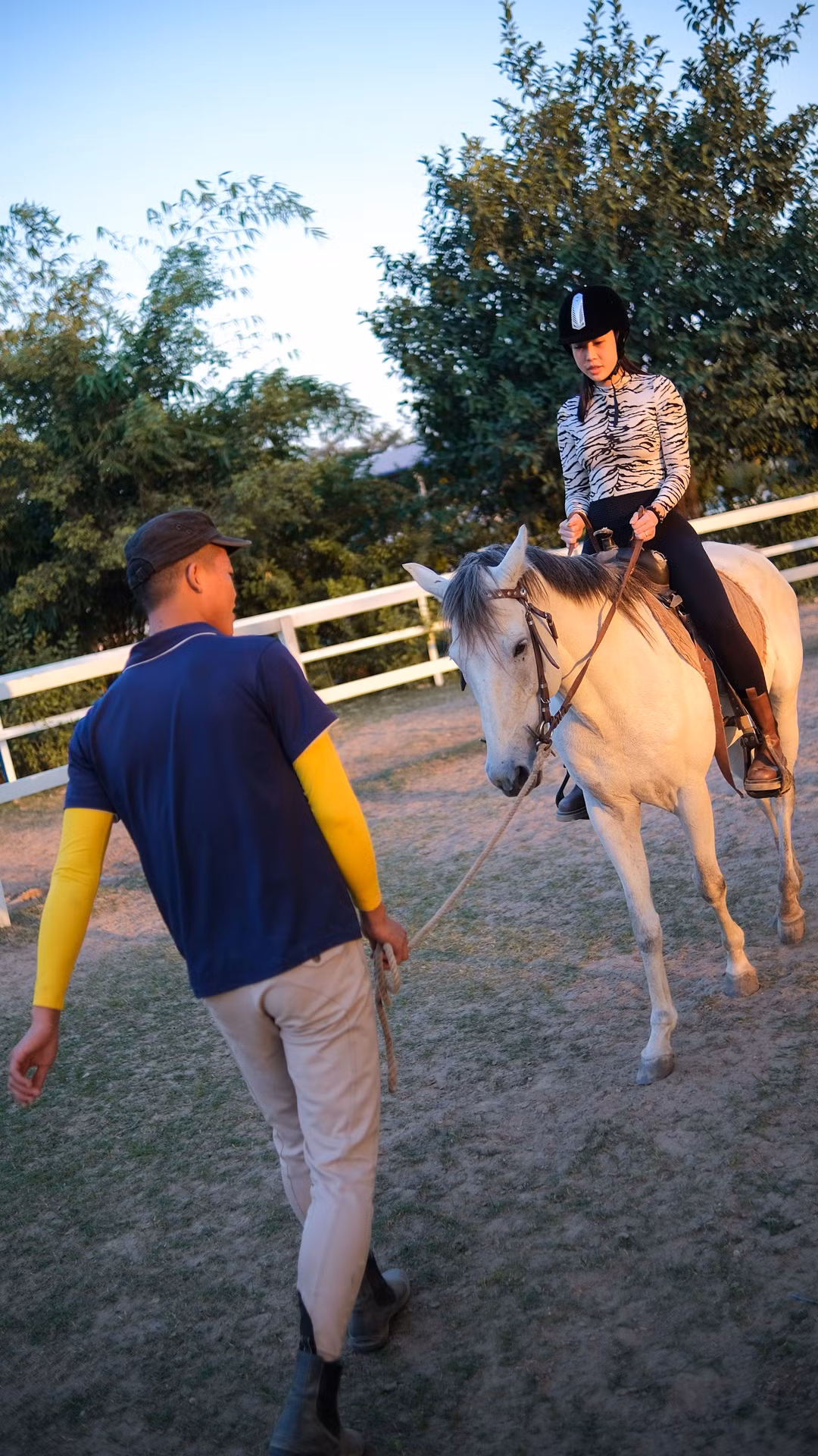 Các học viên đến CLB đa dạng độ tuổi, từ trẻ em đến người cao niên. Mỗi buổi học kéo dài 30-45 phút và chỉ diễn ra trong thời tiết khô ráo.