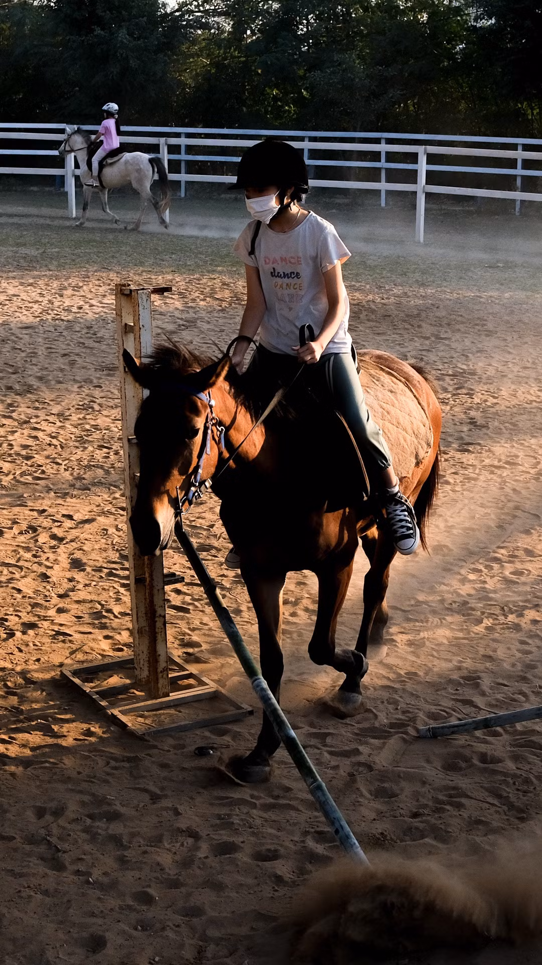 Một số đã chuyển sang các bài tập nâng cao như nhảy vượt rào, đứng hai chân, buông tay giữ thăng bằng trên lưng ngựa... Không chỉ phụ huynh, tôi có thể thấy rõ sự tự tin và trưởng thành hơn của các cô, cậu bé trong quá trình tập luyện.
