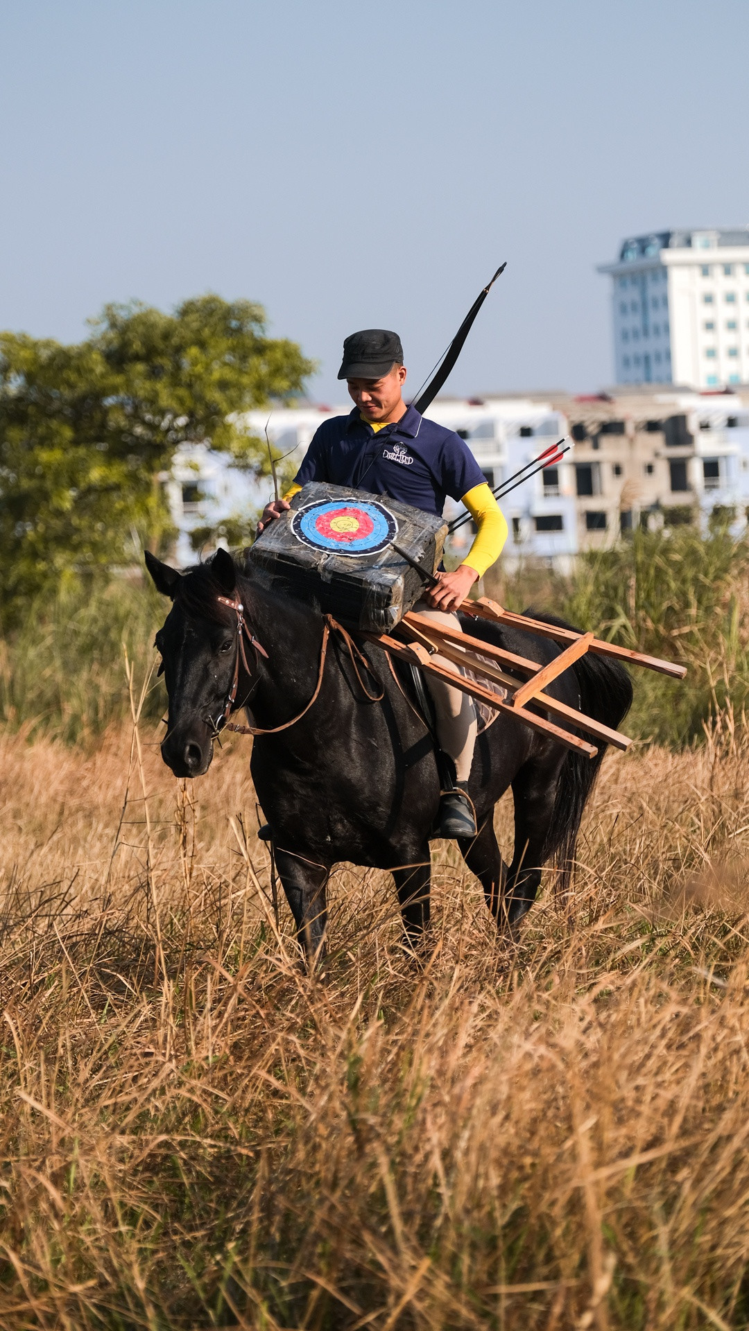 Vào một số ngày trống lớp học, tôi tiếp tục tập luyện môn bắn cung trên lưng ngựa. Để có thể chơi môn thể thao này, bên cạnh việc thuần thục kỹ năng cưỡi ngựa, tôi phải dành nhiều thời gian học bắn cung trước đó.
