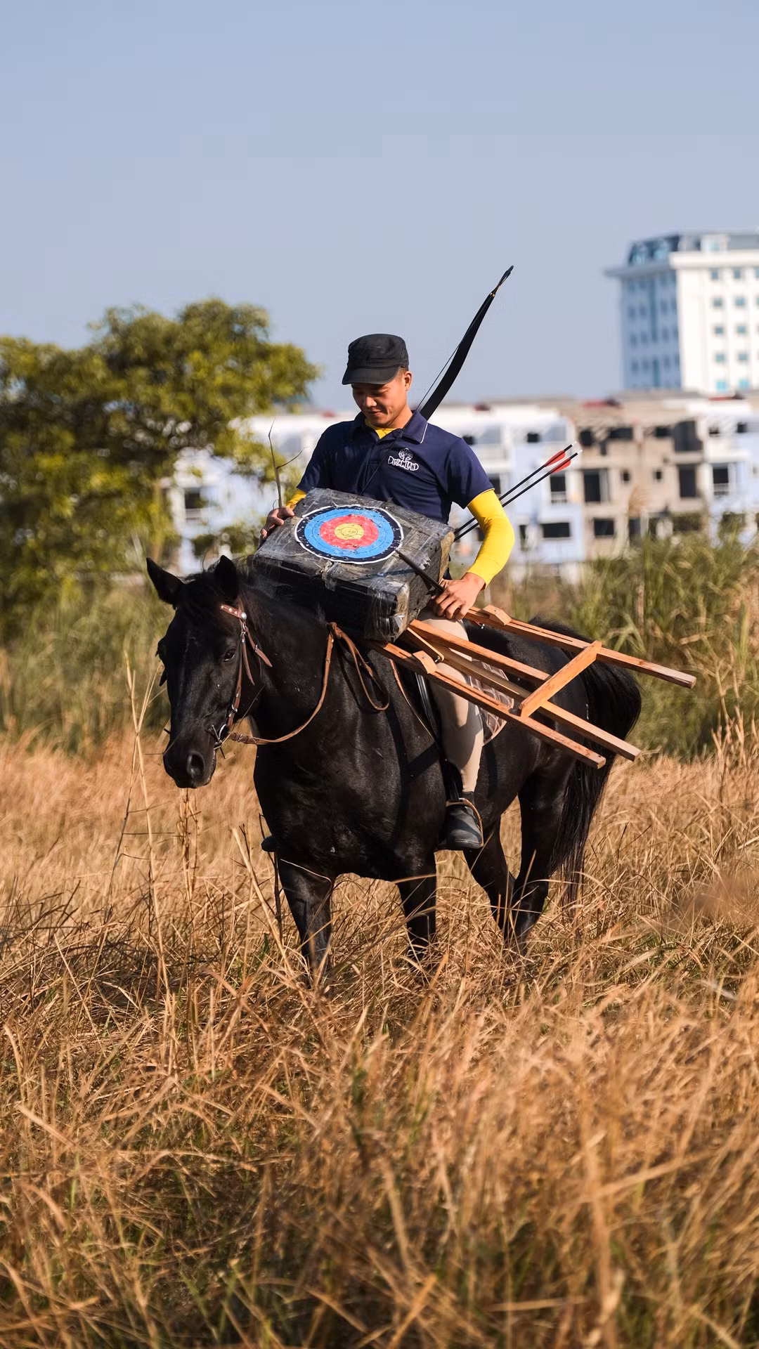 Vào một số ngày trống lớp học, tôi tiếp tục tập luyện môn bắn cung trên lưng ngựa. Để có thể chơi môn thể thao này, bên cạnh việc thuần thục kỹ năng cưỡi ngựa, tôi phải dành nhiều thời gian học bắn cung trước đó.