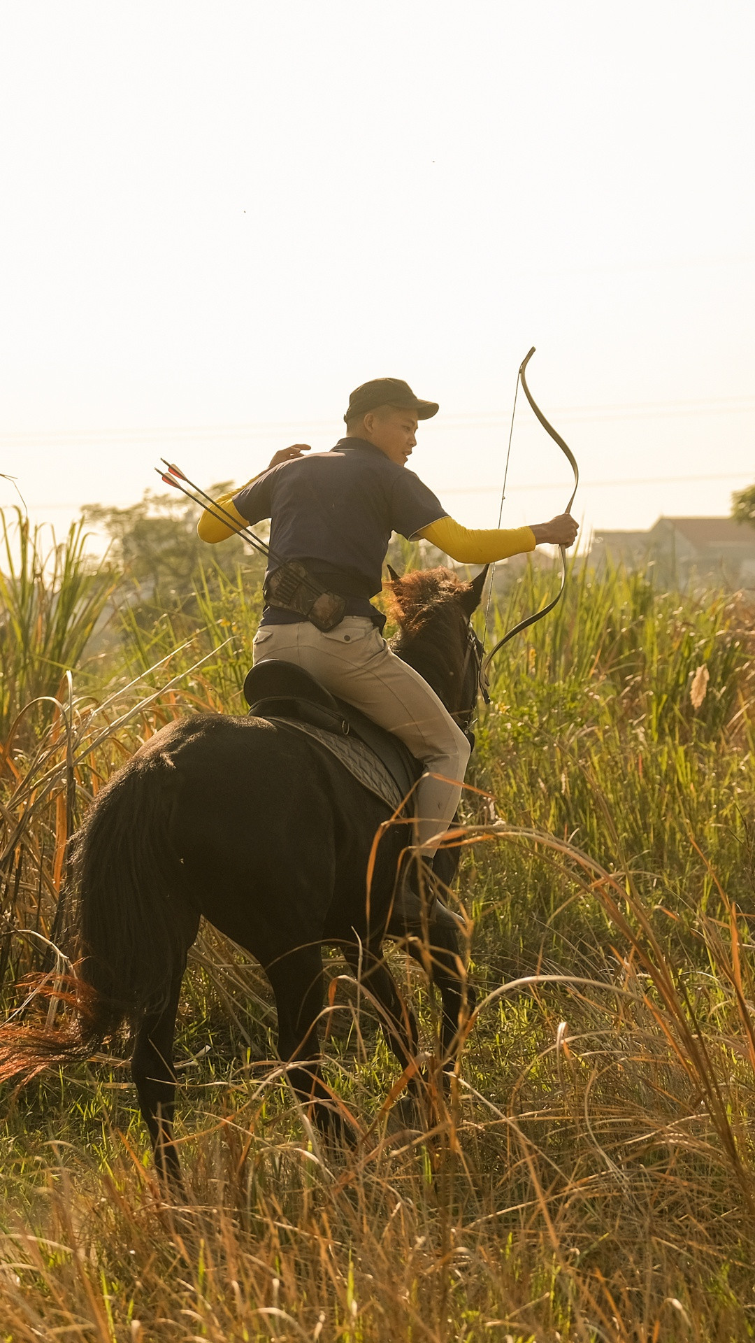 Tôi sử dụng loại cung truyền thống, tự căng dây và không gắn thiết bị hỗ trợ ngắm mục tiêu. Môn thể thao này đòi hỏi phải duy trì sự tập trung cao độ. Tôi vừa phải kiểm soát lực căng dây và ngắm mục tiêu, vừa đảm bảo ngựa chạy đúng hướng và tốc độ khi tôi đang không giữ dây cương. Song song với đó, mỗi phát tên trúng bia luôn đem lại sự phấn khích, đầy hào hứng.