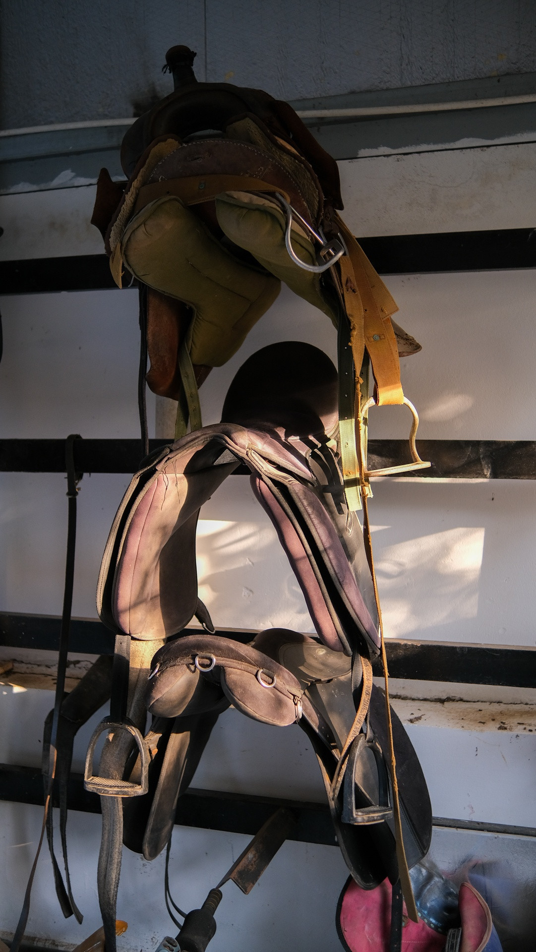 Ngoài cung cấp sẵn bốt cao cổ và mũ bảo hiểm, CLB cũng chuẩn bị đầy đủ vật dụng cần thiết khác cho học viên, trong đó có yên ngựa. Chiếc yên nằm trong số những phụ kiện không thể thiếu, giúp giảm ảnh hưởng đến cột sống của ngựa. Tùy mỗi con sẽ phù hợp với kích cỡ yên khác nhau.