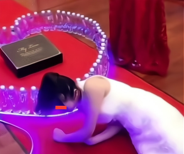 Chu re day ban gai cu nga trong hon le, biet nguyen nhan 