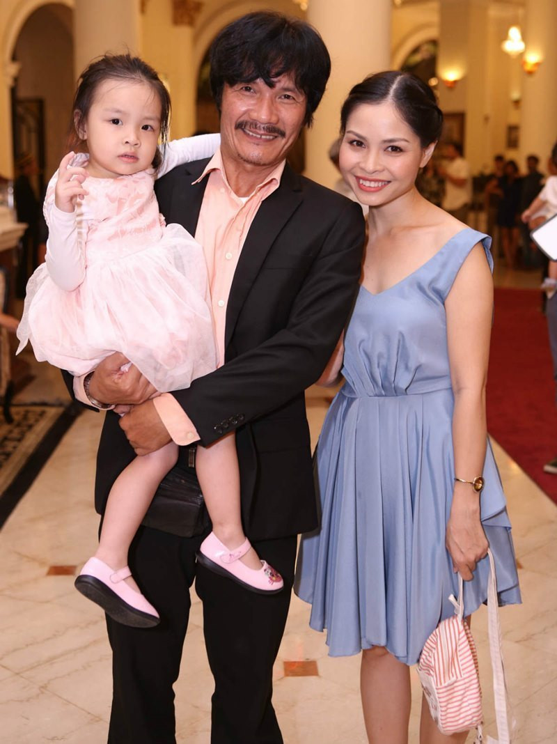 Bên cạnh công việc giảng dạy, nam nghệ sĩ còn có một tổ ấm hạnh phúc, viên mãn bên bà xã kém 22 tuổi và con gái nhỏ.