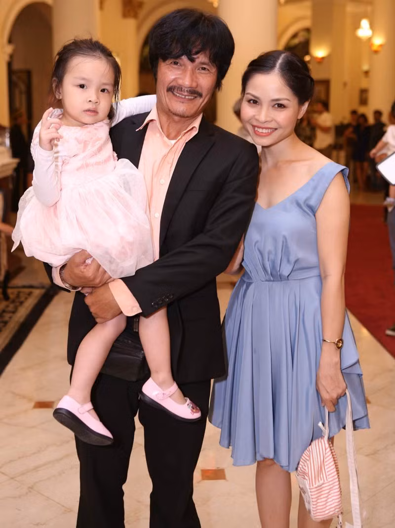 Bên cạnh công việc giảng dạy, nam nghệ sĩ còn có một tổ ấm hạnh phúc, viên mãn bên bà xã kém 22 tuổi và con gái nhỏ.
