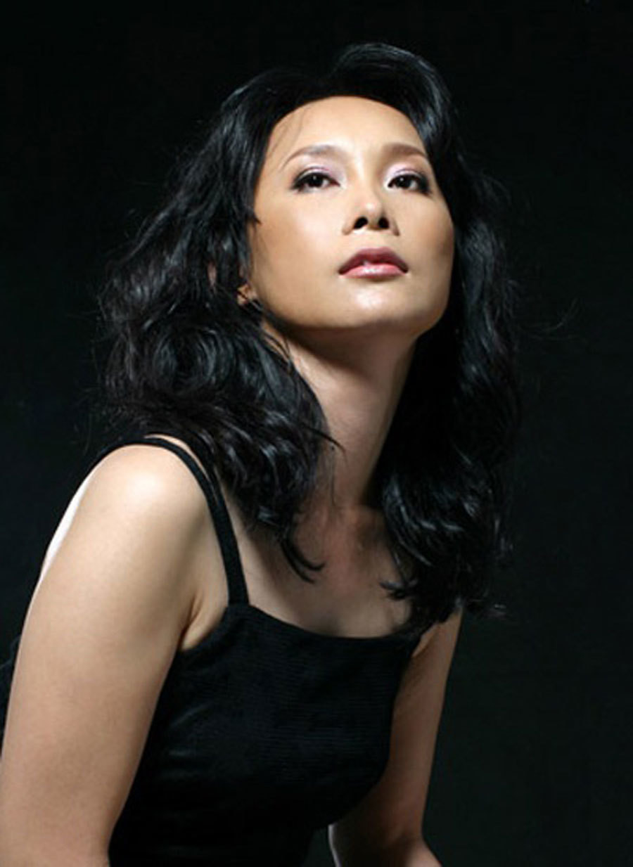 Sau "Đời cát", Mai Hoa trở về với cuộc đời của mình, giản dị và lặng lẽ. 38 tuổi, chị lấy chồng và định cư tại Úc. Anh chị đã chào đón thành viên mới của gia đình. "Tôi vốn nhận ra từ lâu, mình không phù hợp với đời sống của một người nổi tiếng lụa là se sua. Đồng thời, tôi cũng hiểu cái cuối cùng người phụ nữ cần là gì. Trước đó, tôi từng nhiều lần tự hỏi mình liệu có đủ đam mê đi với nghề đến cuối đời mà không cần gia đình không?.. Câu trả lời là "không". Vậy là tôi quyết định đi. Tôi đi để trở thành người phụ nữ đúng nghĩa, đi để làm vợ, làm mẹ", Mai Hoa từng chia sẻ.