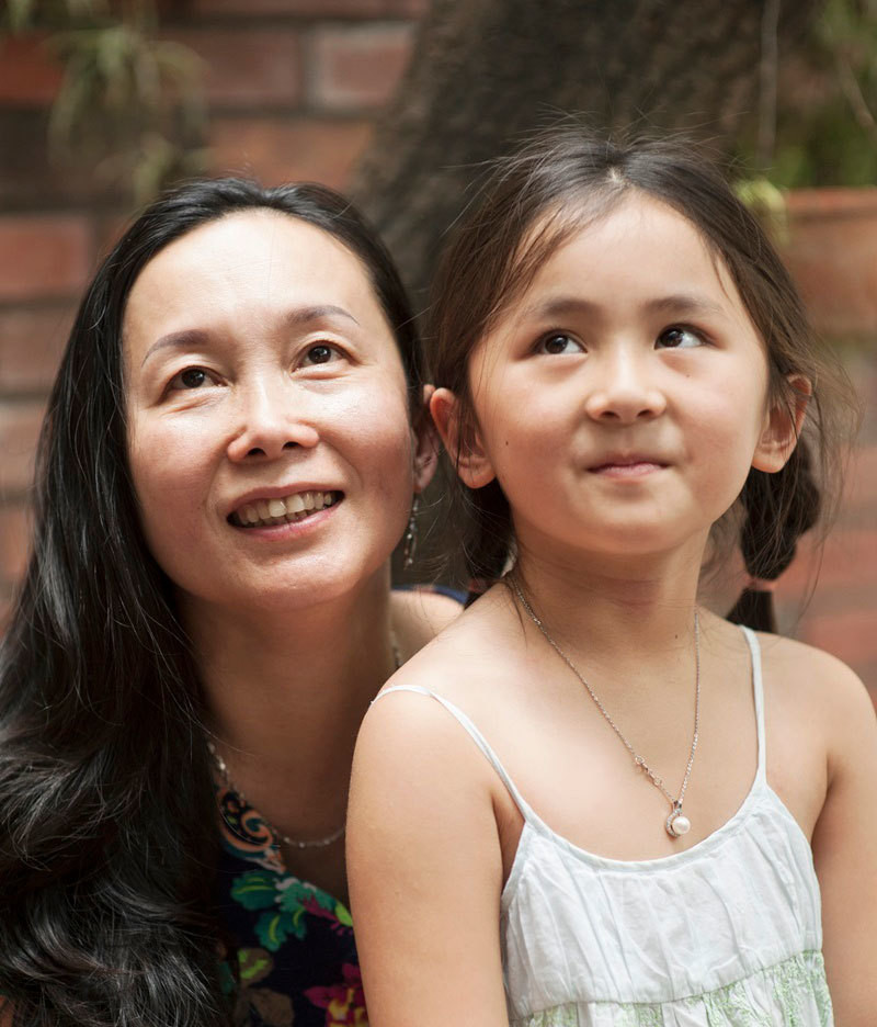 Sang Úc, vừa làm mẹ, vừa đi học sản xuất các chương trình truyền hình nhưng đáng tiếc, trong quá trình đó, vợ chồng chị xích mích và gia đình tan vỡ. Chị bảo, thôi thì lãi đứa con. "Tôi nghĩ bình yên hay hạnh phúc là cảm giác bằng lòng hay không với những điều mình có. Ở tuổi này, tôi có một đứa con xinh đẹp, ngoan ngoãn và cá tính, có mối quan hệ tốt với chồng cũ, có bạn bè. Tôi thực ra còn thấy mình nhận được nhiều ân sủng, vì được sống nhiều cuộc đời", Mai Hoa chia sẻ.