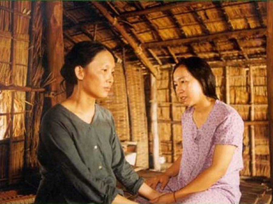 Trước khi nhận được vai bà Thoa trong "Đời cát", diễn viên Mai Hoa (trái) suốt nhiều năm trời vẫn lặng lẽ đi về sân khấu nhỏ 5B Võ Văn Tần với những vai diễn phụ. Vai diễn ấy đã thành công hơn cả mong đợi. “Bà Thoa” đưa cái tên Mai Hoa tỏa sáng tại LHP Châu Á Thái Bình Dương năm 2000. Thành công ấy xứng đáng là ước mơ cả đời của nhiều người đeo đuổi nghiệp diễn.