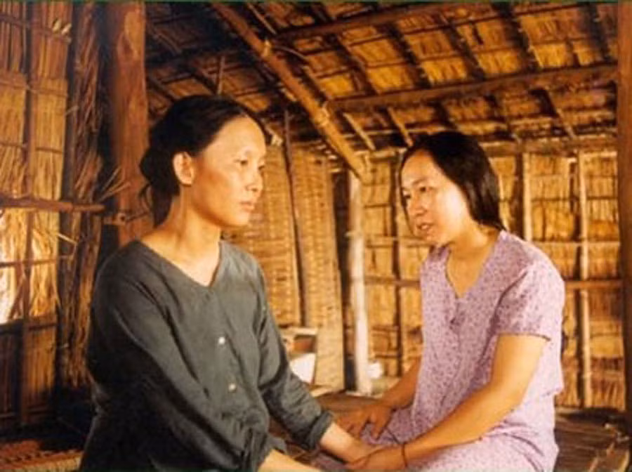 Trước khi nhận được vai bà Thoa trong "Đời cát", diễn viên Mai Hoa (trái) suốt nhiều năm trời vẫn lặng lẽ đi về sân khấu nhỏ 5B Võ Văn Tần với những vai diễn phụ. Vai diễn ấy đã thành công hơn cả mong đợi. “Bà Thoa” đưa cái tên Mai Hoa tỏa sáng tại LHP Châu Á Thái Bình Dương năm 2000. Thành công ấy xứng đáng là ước mơ cả đời của nhiều người đeo đuổi nghiệp diễn.