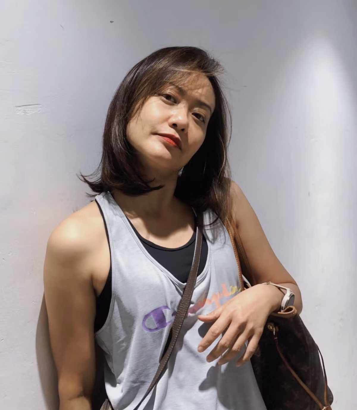 Ở tuổi 45, Hồng Ánh vẫn rất trẻ trung, nữ diễn viên thường xuyên tập thể dục, đi bộ, leo cầu thang để giúp cơ thể săn chắc. Nữ diễn viên cũng hạn chế tinh bột, dầu mỡ, nói không với đồ ngọt song ưu tiên bổ sung trái cây.