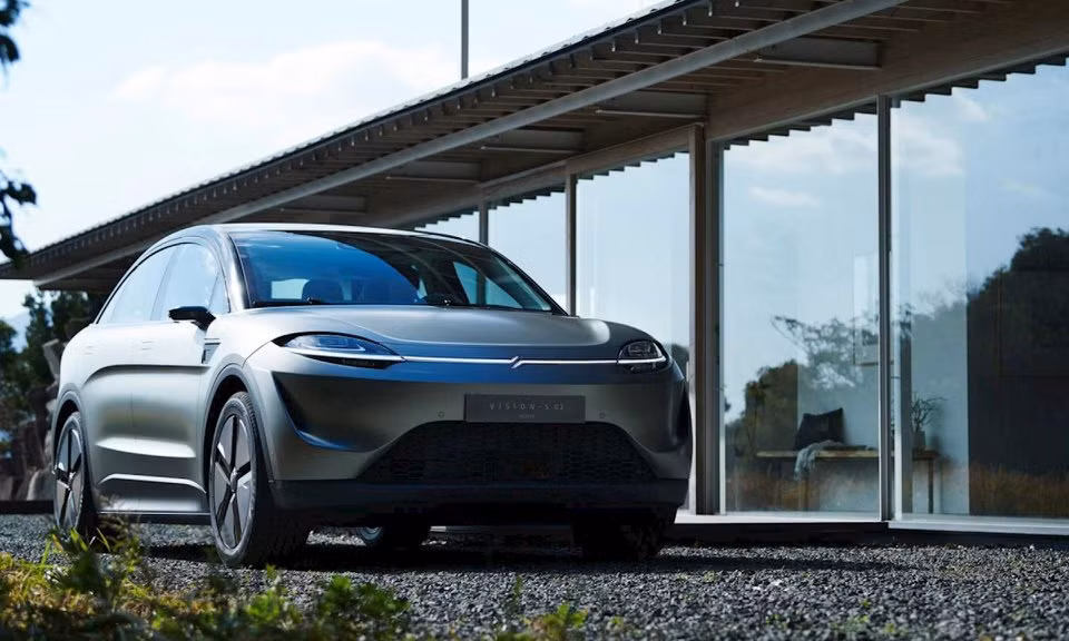 br/> Sony Vision-S 02 là ý tưởng xe điện mới của công ty Nhật Bản. Bên trong xe trang bị 3 màn hình cho hệ thống điều khiển và giải trí, hỗ trợ ra lệnh bằng giọng nói, dàn loa độc lập cho mỗi ghế. Mẫu xe này trang bị 2 động cơ điện, mỗi động cơ có công suất khoảng 200 kW. Thiết bị hỗ trợ tự lái cấp độ 2+ với các tính năng như phanh tự động, dừng/di chuyển theo xe phía trước khi có đèn đỏ hoặc tắc đường, đỗ xe tự động... Ảnh: Sony.