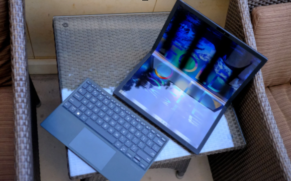 Asus ZenBook 17 Fold OLED là mẫu máy tính màn hình gập với nhiều chế độ sử dụng. Ở tư thế phẳng, thiết bị có thể dùng như tablet với màn hình OLED 17,3 inch (độ phân giải 2.560 x 1.920 pixel) hoặc trở thành máy tính all-in-one nếu kết nối với bàn phím đi kèm. Khi gập thành góc 90 độ, thiết bị có thể dùng như laptop với kích thước 12,5 inch, nửa màn hình còn lại dùng để hiện phím ảo hoặc gắn bàn phím cứng. Giá bán của máy chưa được tiết lộ. Ảnh: LiTT.