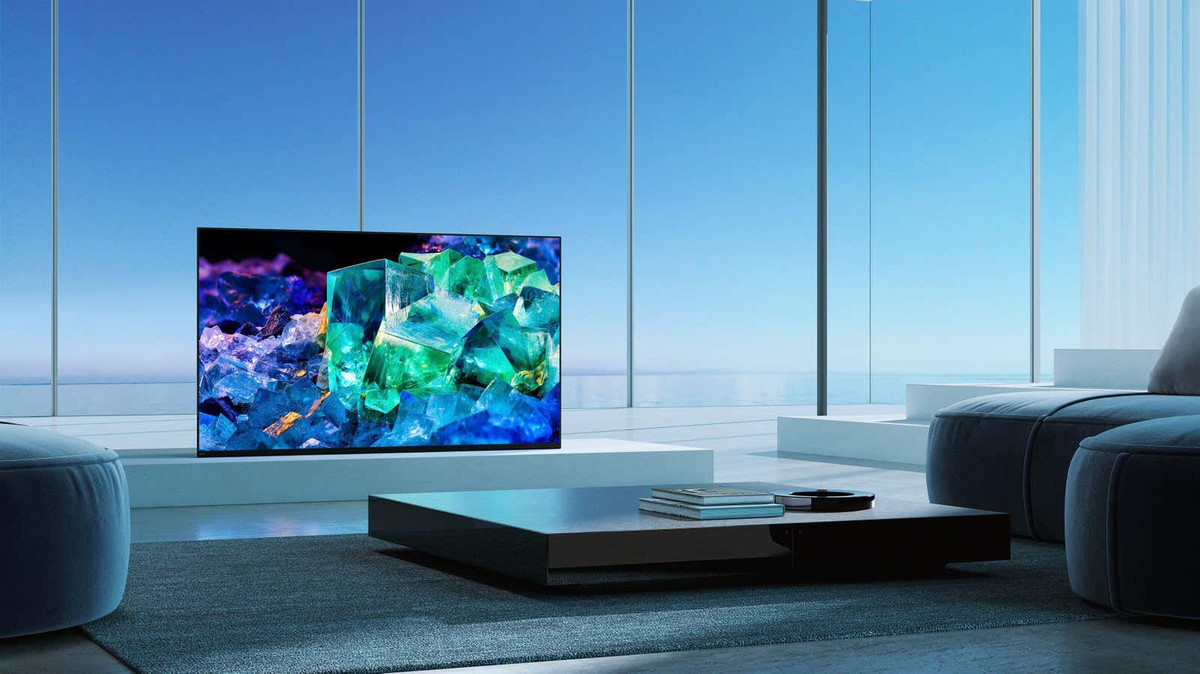 Một trong những thiết bị thu hút nhiều chú ý tại CES 2022 là Sony A95K, TV với tấm nền QD-OLED đầu tiên trên thế giới. Công nghệ này kết hợp các ưu điểm của tấm nền OLED như độ sáng cao, độ tương phản rộng, màu đen sâu với chấm lượng tử (quantum dot) cho khả năng tái tạo màu sắc tốt hơn. Do giới hạn công nghệ, dòng TV QD-OLED hiện nay của Sony chỉ có 2 kích thước 55 inch và 65 inch, giá bán chưa được công bố. Ảnh: Sony.