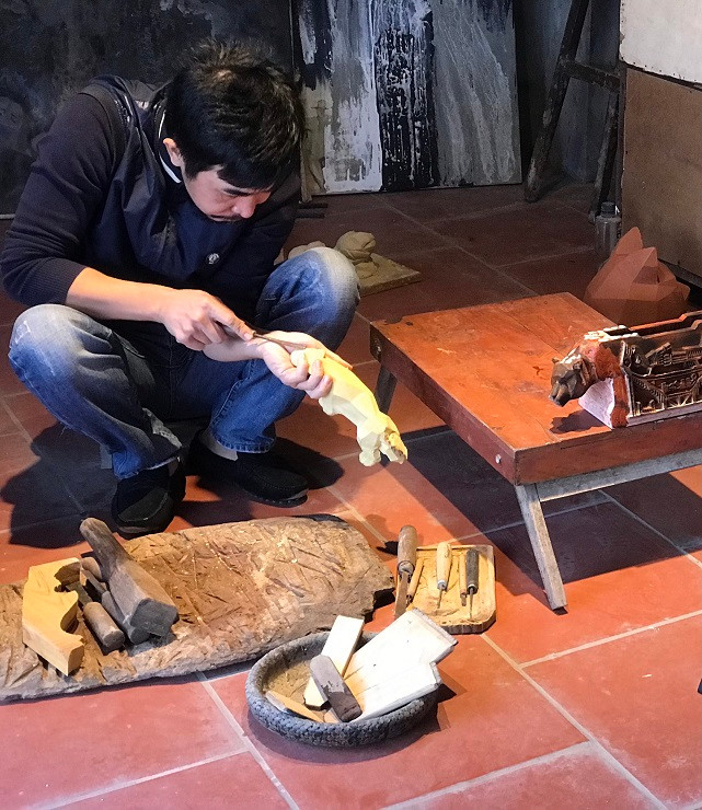 Anh Phát cho biết, bản thân anh là một hoạ sĩ, nghệ nhân sơn mài. Vì vậy, sau thành công của việc chế tác 1010 con trâu làm bằng gỗ phủ sơn mài vào năm 2021 thì anh lại tiếp tục làm thêm các bức tượng hổ để chào mừng năm 2022.