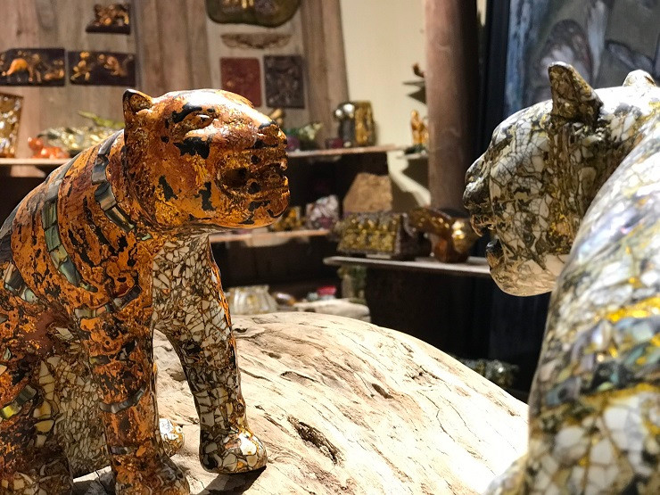 Để làm ra những bức tượng hổ độc đáo này, theo anh Phát, đó là sự tỉ mỉ của nghệ nhân trong hàng chục bước. Đầu tiên là lên ý tưởng, sau đó tự tay đục, đẽo, tạo dáng rồi phủ lên nhiều lớp sơn, đánh bóng, khảm trai và tạo phần hồn cho từng con một.