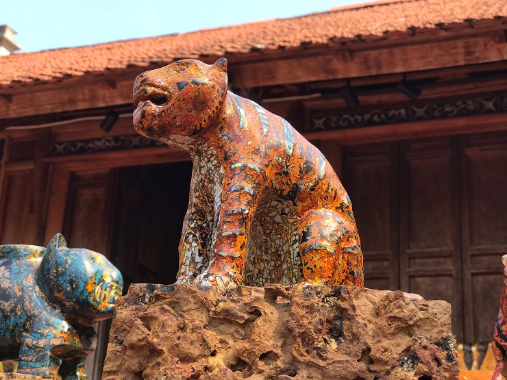 “Năm trước, ban đầu tôi dự định chỉ làm 1010 con trâu độc bản nhưng do quá nhiều người tìm mua và đặt hàng nên tôi đã làm đến hơn 2.000 bức tượng trâu. Tiếp nối thành công đó, năm nay tôi đã bắt tay vào làm 2022 bức tượng hổ sơn mài”, anh Phát nói.